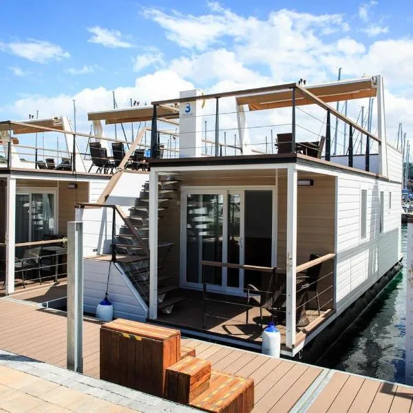 Floating House Sea Queen, hotel v Portoroži