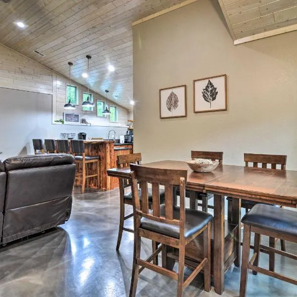 Modern Arcadia Farmhouse on 80 Acres with Fire Pit!, hotel a Arcadia