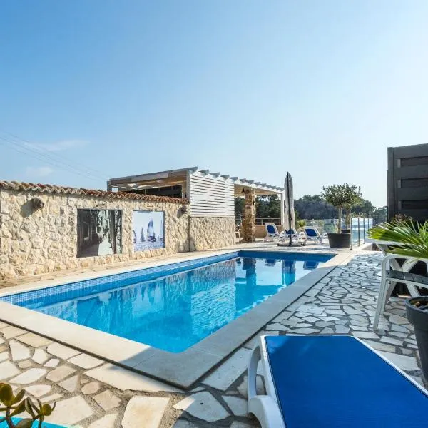 Bluesun Sibenik Apartments, готель у місті Bičine