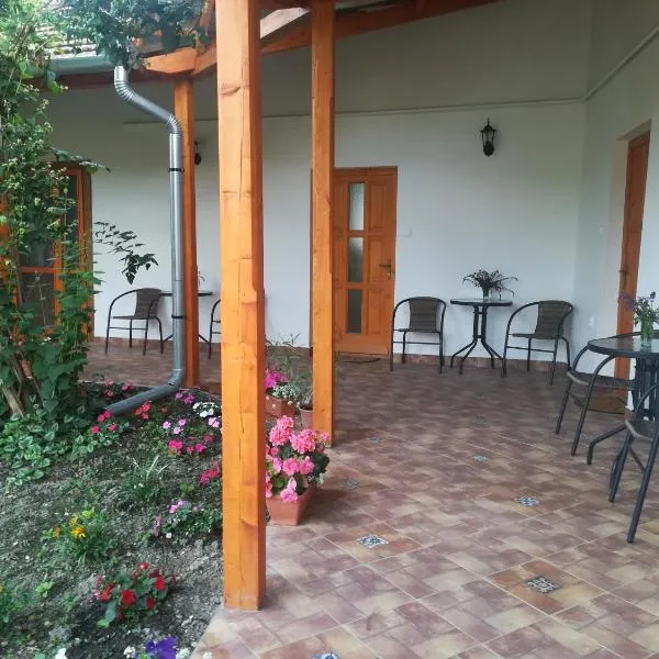 Négy Tücsök Vendégház, hotel v destinaci Nagykörů