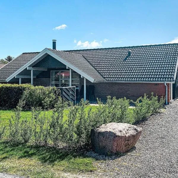 10 person holiday home in Juelsminde, hotel v destinaci Sønderby