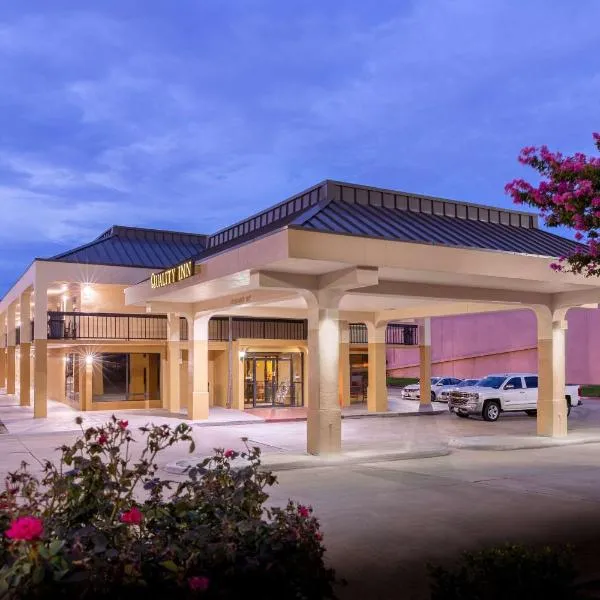 Quality Inn at Arlington Highlands, hotel v destinaci Arlington