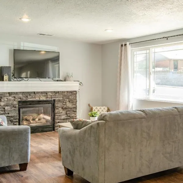 Never Stop Exploring- 3 bedroom 2 bath home of duplex, close to Zion, Bryce, and Brianhead, hotel v destinaci Cedar City