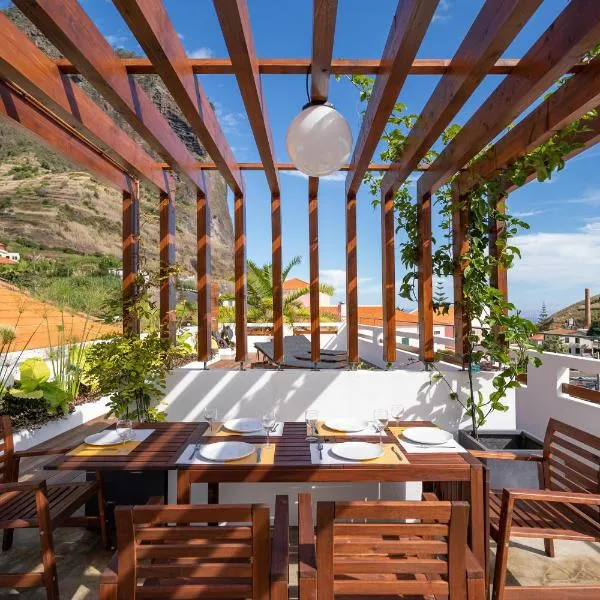 Madeira Surf Camp, hotel v destinaci Porto da Cruz
