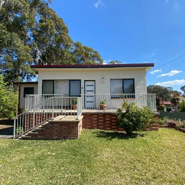 Denhams Beach Cottage, hotel in Sunshine Bay