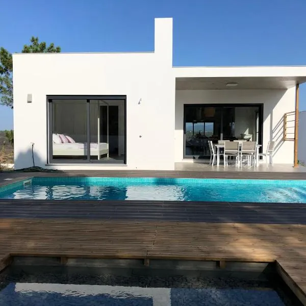 Cairnvillas - Villa Solar C37 Luxury Villa with Swimming Pool near Beach, ξενοδοχείο σε Aljezur