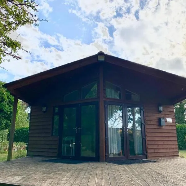 The Reading chalet with gardens and koi pond, hotel in Reading