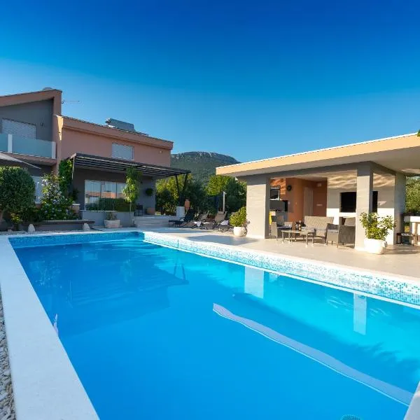 Villa Toni with 5 bedrooms and heated pool, hotel in Lećevica