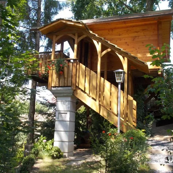 Baumhaus Wolfshöhle, hotel v destinaci Fischach