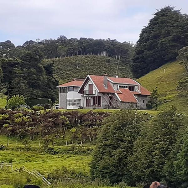 Chácara com Wi-Fi, churrasqueira e lazer em Cunha