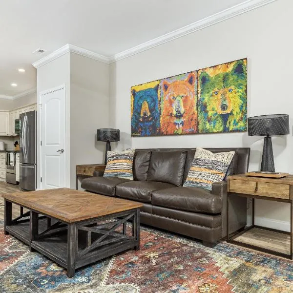 Modern Cades Cove Condo w Community Pool, hotel em Townsend