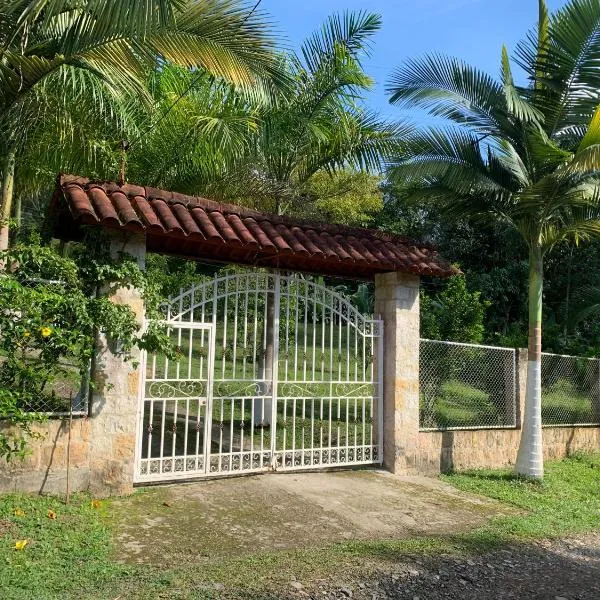 Finca campestre en Mesitas del Colegio, hotel in La María