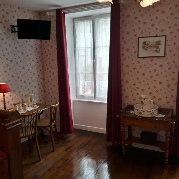 Chambres d'Hôtes et Table d'Hôtes- Valentine 44, hotel in Gourbesville