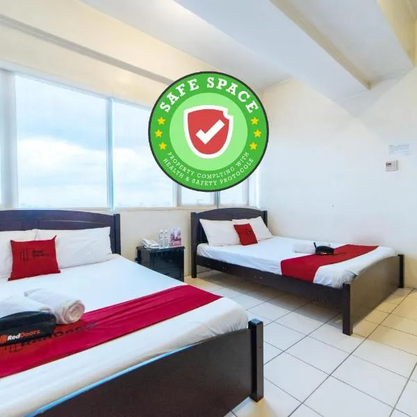 RedDoorz Plus @ E Rodriguez Corner Banawe, hotel u gradu 'Quezon City'