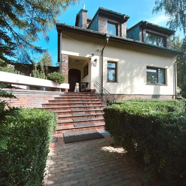 Guest House Villa Arkadia، فندق في Bobrowiec