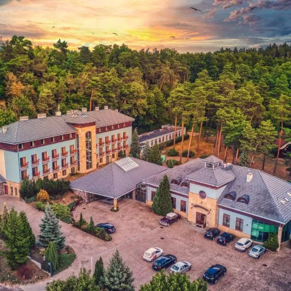 4 Pory Roku Resort Sauna & Spa、Bąkowoのホテル