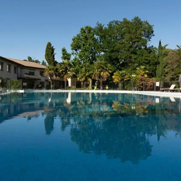Logis Hotel Restaurant SPA Les Oliviers, hotel v destinaci Loriol-sur-Drôme