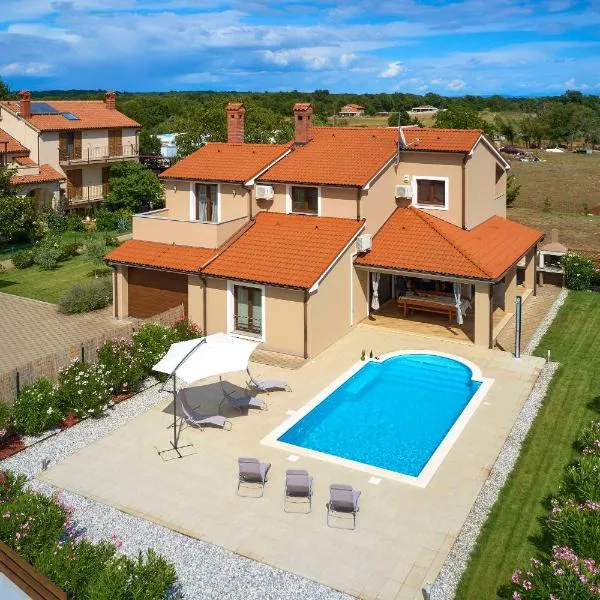 Villa Bartona for 8 persons with private Swimmingpool, hotel in Pula