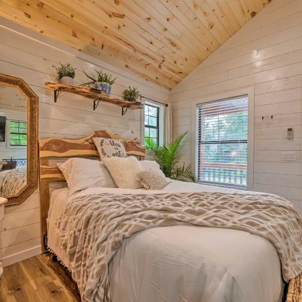 Romantic Broken Bow Cabin with Jacuzzi and Fire Pit!, hotel v destinaci Broken Bow