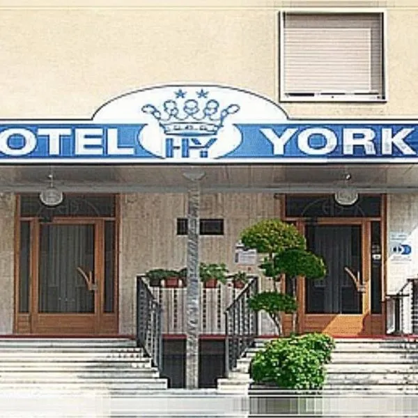 York, מלון בצ'יניזלו באלסמו