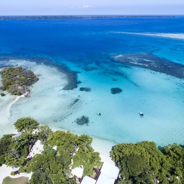 Barrier Beach Resort, hotel v mestu Luganville