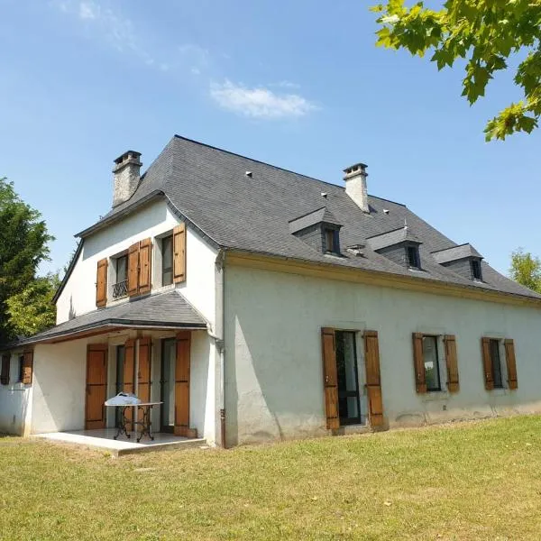La bergerie, maison spacieuse avec grand jardin, vue sur les Pyrénées, hotel v destinaci Lurdy