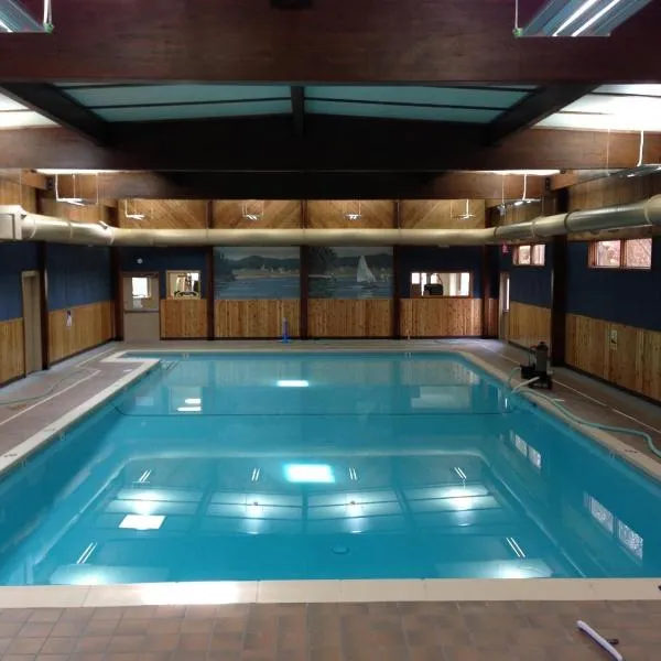 Indoor Pool, Firepit, Self Check-in, BBQ, FREE Amenities, KING Bed, Full Kitchen, hotel v destinaci Lake Ariel