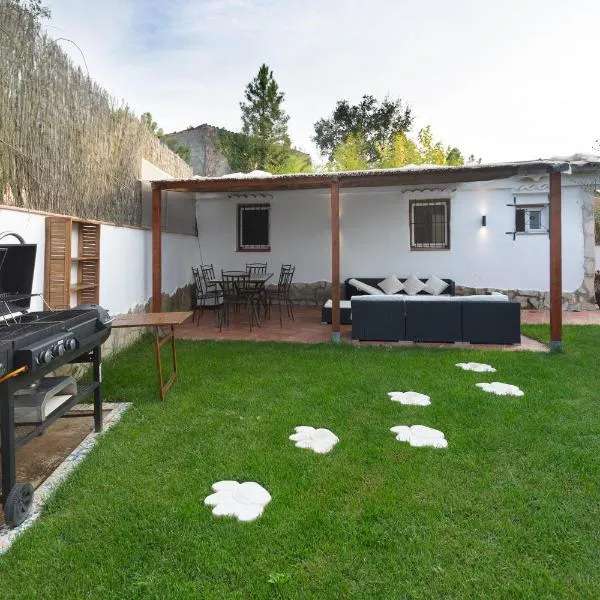 Detached villa for 6 People in Lloret de Mar with comunal Outdoor swimming pool、Puigventosのホテル