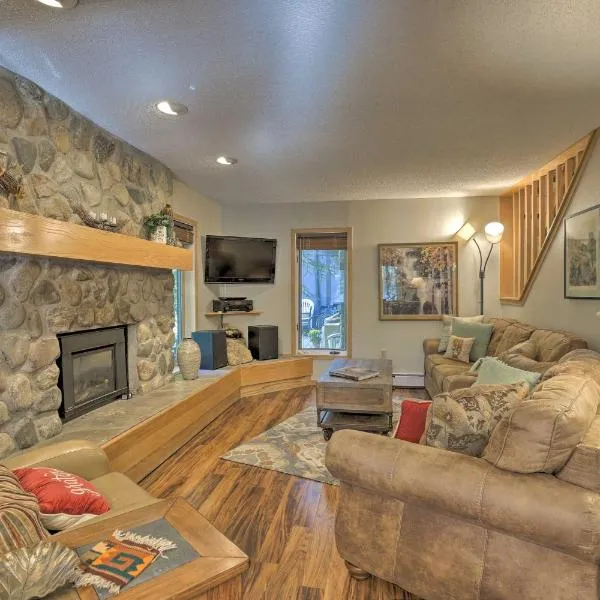 Creekside Frisco Condo with Views and Pool Access!, hotel in Frisco