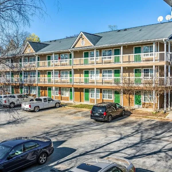 HomeTowne Studios by Red Roof Atlanta NE - Downtown Norcross, hotel in Norcross