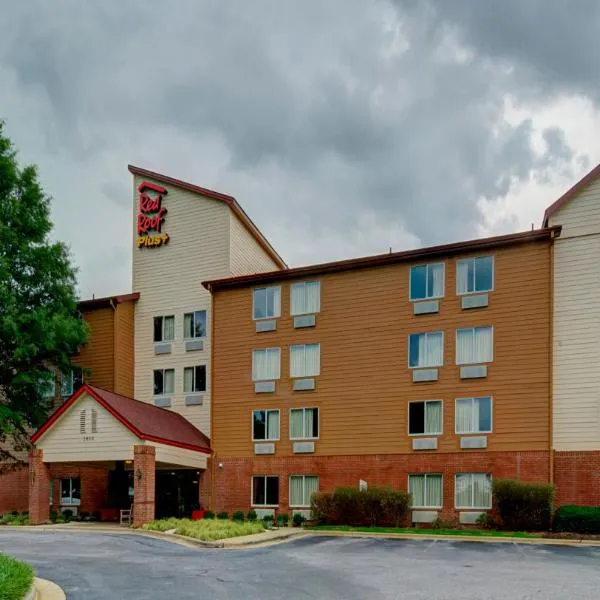 Red Roof Inn PLUS Raleigh Downtown NCSU Conv Center，羅利的飯店