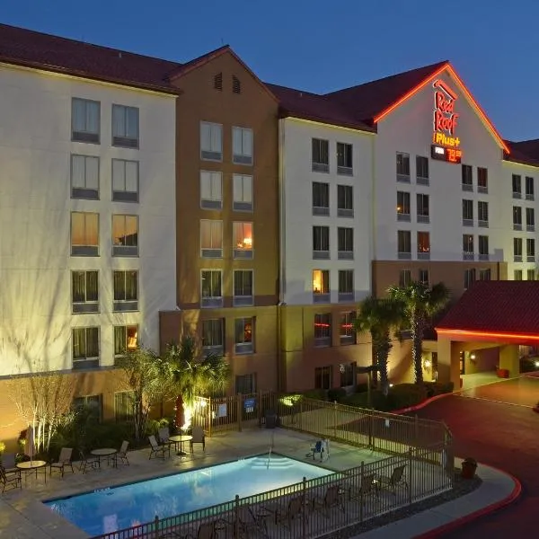 Red Roof Inn PLUS+ San Antonio Downtown - Riverwalk, hotel di San Antonio