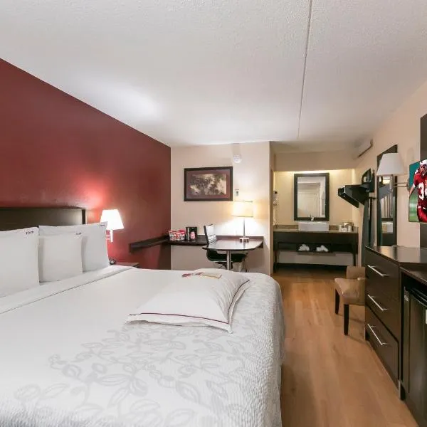 Red Roof Inn PLUS+ Wilmington - Newark, hotel in Rutherford