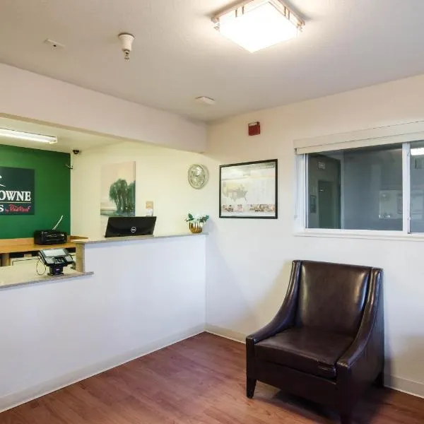 HomeTowne Studios by Red Roof Denver - Thornton, hotel em Thornton