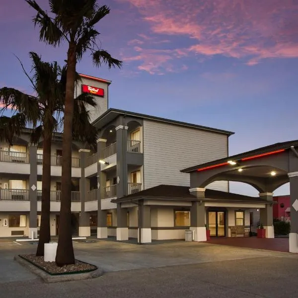Red Roof Inn PLUS + Galveston - Beachfront，加爾維斯敦的飯店