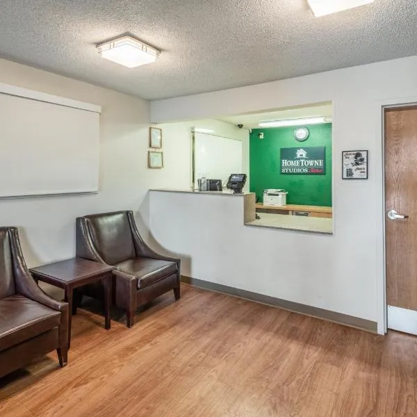 HomeTowne Studios by Red Roof Spokane - Valley, khách sạn ở Spokane Valley