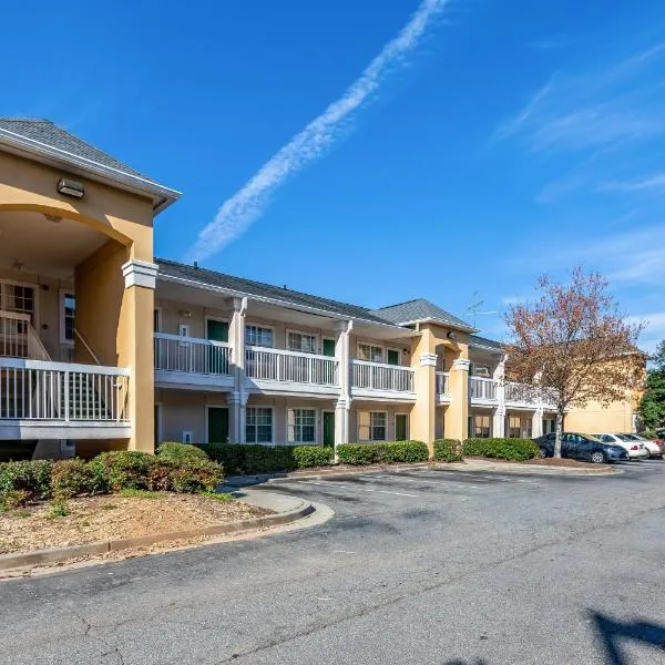 HomeTowne Studios by Red Roof Atlanta NE - Peachtree Corners, hotel in Norcross