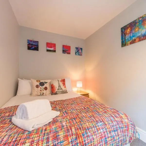 3 Bedroom Saks - 2 Living Area House in Newland Ave Hull, hotel in Hull