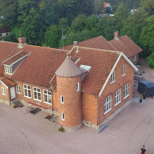 Own apartment in village school from 1886 with private entrance, hotel v destinaci Kristianstad