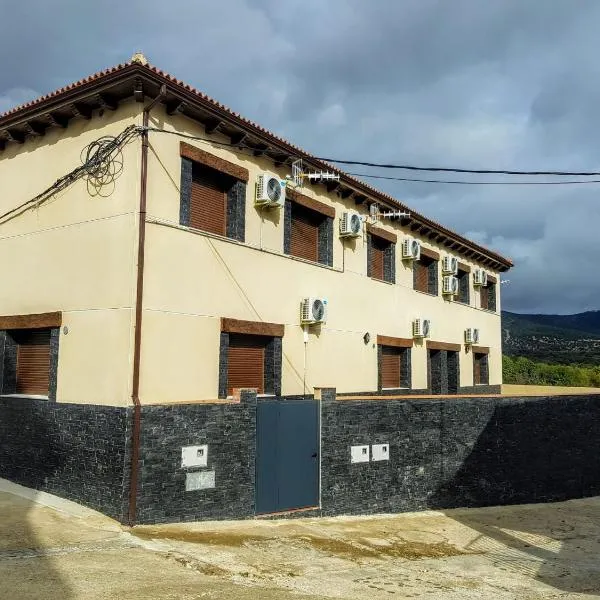 APARTAMENTOS LOS ÁLAMOS, hotel en Zarza de Granadilla