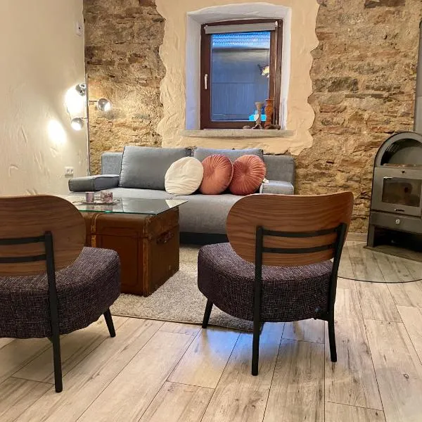 Eifelstein, Apartment mit Whirlpool und Ofen, Hotel in Dahlem