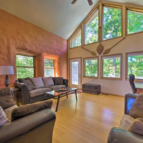 Peaceful Custom Carbondale Home with Deck, Near SIU!، فندق في كاربونديل
