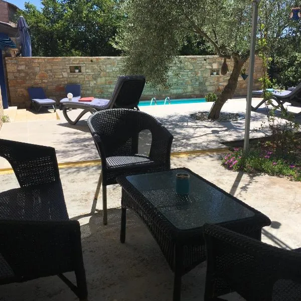 Holiday Home Ava1 with pool & Holiday Home Ava2 with whirlpool, hotel v destinaci Baderna