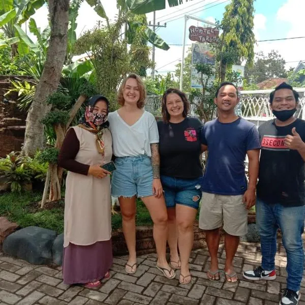 Hostel TARUNA โรงแรมในGenteng