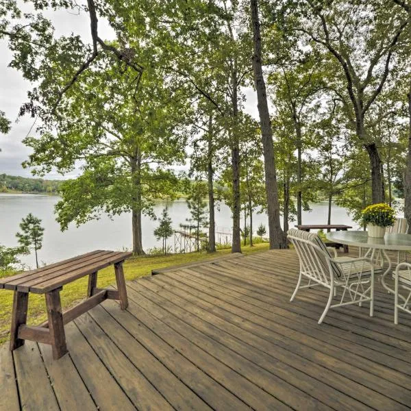 Kentucky Lake Cabin with Private Dock and Fire Pit, hotel i Durham Subdivision
