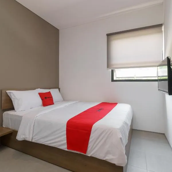 RedDoorz Syariah near Rumah Sakit Medika Dramaga, hotel v destinaci Bogor