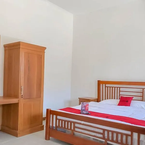 ๊ฐ๋ฃจํธ์ ์์นํ ํธํ
RedDoorz Resort near Darajat Garut