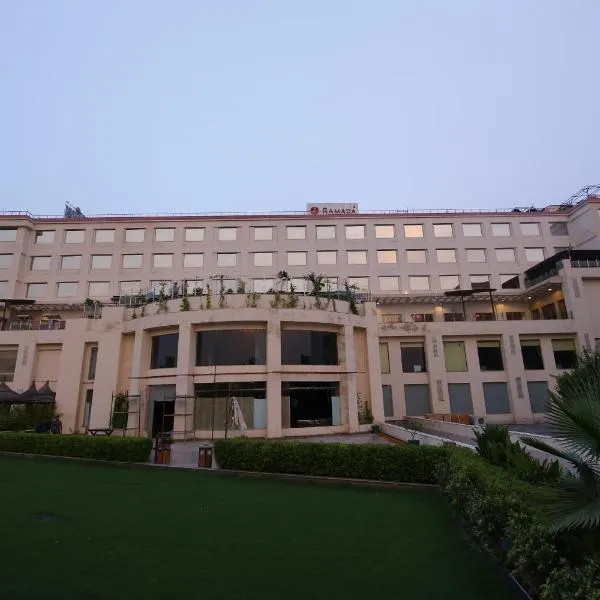 Ramada Neemrana, hotel en Shāhjahānpur
