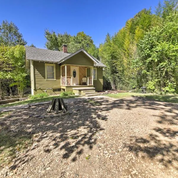 Pet-Friendly Cottage with Fire Pit - 3 Mi to SIU!, hotel v destinaci Carbondale