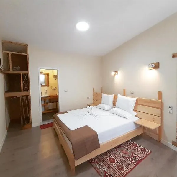 At Pikotiko's - Korca City Rooms for Rent, hotel v destinaci Korçë